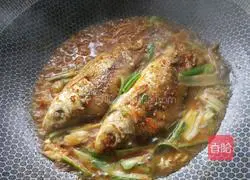 Illustration of how to make crucian carp with green onions 9