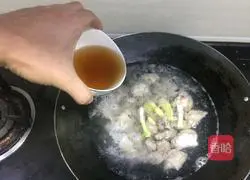 Illustration of how to make mutton stewed radish 3