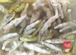 Illustration of how to make pickled pepper, chicken feet and stewed cabbage 1