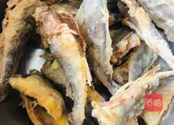 Fried small yellow croaker with crispy bones Illustration of how to do it 7
