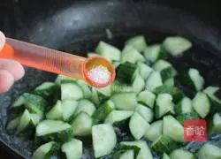 Illustration of how to make fried shrimps with cucumber 6