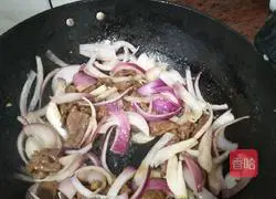 Illustration of how to make fried beef with onions 12