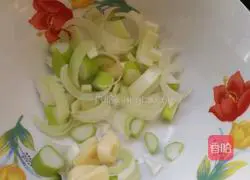 Illustration of how to stir-fry sea cucumbers with celery 2