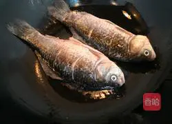 Illustration of how to make scallion-flavored crucian carp 7