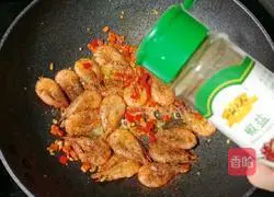 Illustration of how to make salt and pepper shrimp 13