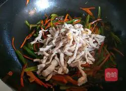 Illustration of how to make fish-flavored shredded pork during the Lantern Festival on the 15th day of the first lunar month 12