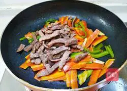 Illustration of how to stir-fry steak with green pepper and carrot 11