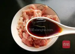 Illustration of how to stir-fry shredded pork with chives and moss 6