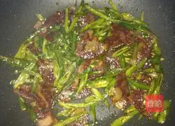 Illustration of how to make Sichuan sausage and fried pepper 9