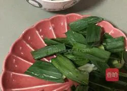 Cantonese style - Illustration of how to stir-fry oysters with garlic sprouts 1