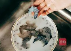 Illustration of how to stir-fry leeks with shrimps 2