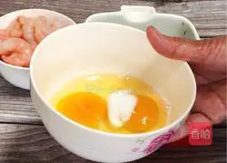 Illustration of how to make spinach, shrimp and egg custard 4