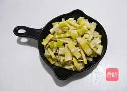 Illustration of how to make fried pork slices with pickled peppers and bamboo shoots 3