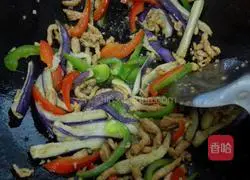 Illustration of how to stir-fry shredded pork and shredded eggplant 4
