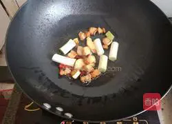 Illustration of how to make braised pork with radish and mushrooms 5