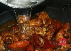 Illustration of how to make soy pig trotters full of collagen without drooling 10