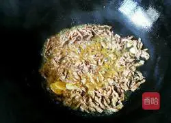 Illustration of how to make fried beef with celery 5