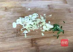 Illustration of how to cook fish cubes with fungus 4