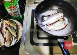 Illustration of how to make crucian carp vermicelli in pot 3