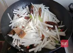 Illustration of how to make spicy stir-fried white radish and smoked dried fish 5