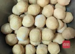 Illustration of how to make curry fish balls 1