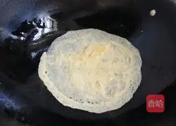 Illustration of how to make egg fish rolls 3