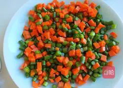 Illustration of how to stir-fry minced meat with carrots, garlic and moss during the Lantern Festival on the 15th day of the first lunar month 3