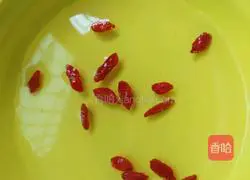 Illustration of how to make fried snow peas and preserved meat 2