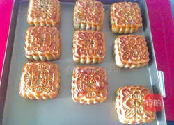 Illustration of how to make Cantonese bean paste and egg yolk mooncakes 16