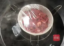 Illustration of how to make steamed pork with orange spice powder 7