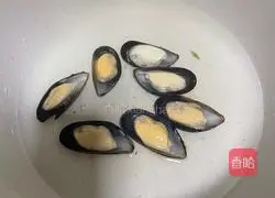 Illustration of how to make mussels mixed with asparagus 6