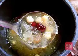 Illustration of how to make rock sugar, white fungus and lotus seed soup 6