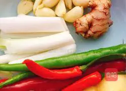 Illustration of how to make pickled pepper and garlic fish 4