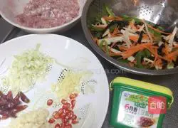 Illustration of how to make sweet and sour fish-flavored shredded pork 1