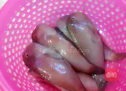 Illustration of how to make golden fried fish 1