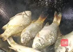 Illustration of spicy small crucian carp recipe 4