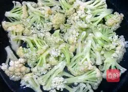 Illustration of how to make stir-fried cauliflower meat 4