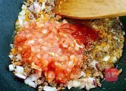 Illustration of how to make beef tomato sauce pasta 6