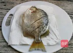 Illustration of how to make pan-fried golden drum fish 7
