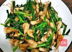 Illustration of how to make stir-fried river shrimp with leeks 15