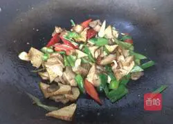 Illustration of how to make fragrant dried twice-cooked pork 12