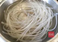 Illustration of how to make chicken stewed mushroom vermicelli 2