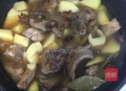 Illustration of how to make pork ribs and stewed potatoes 8