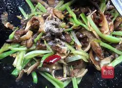 Illustration of how to make fried pig ears with three peppers 10