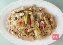 Illustration of how to stir-fry razor clams with ginger and green onions 8