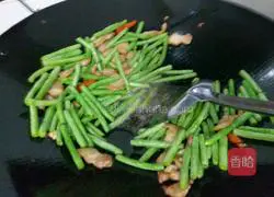 Illustration of making twice-cooked pork with beans 6