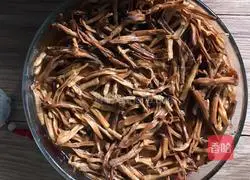 Illustration of how to stew pork elbow with dried bamboo shoots 2