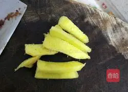 Illustration of how to stir-fry pork liver with garlic sprouts 3