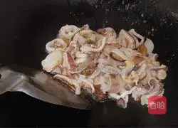 Illustration of how to make fried squid with green pepper 4