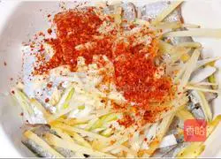 If you want to cook hairtail well, you must have a unique marinating secret recipe.The best way to eat hairtail is to make crispy hairtail.Illustration 8